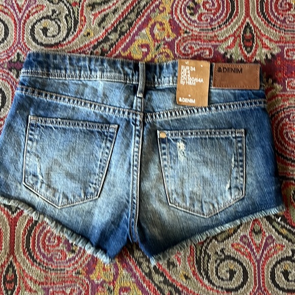 &Denim NWT distressed jean shorts size 4 - Picture 2 of 5